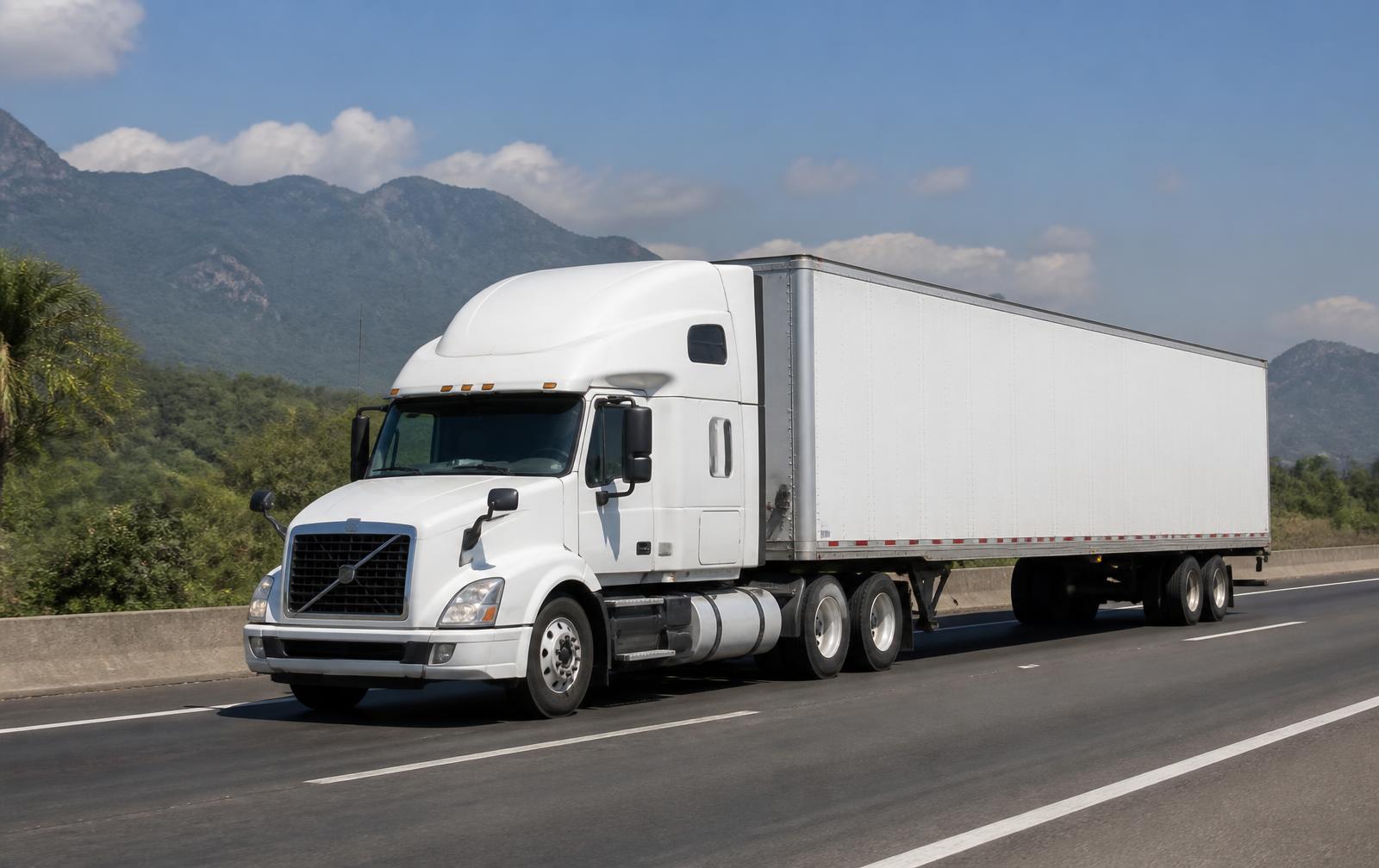 Tráiler con caja seca de 53 pies en carretera.
