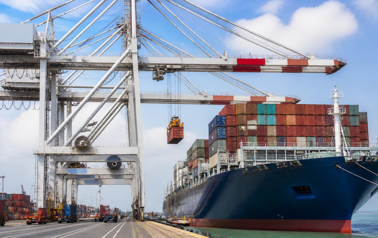 Operación portuaria de contenedores en terminal marítima.